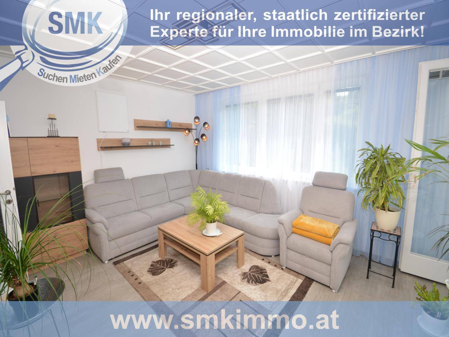Geräumiges Wohnzimmer mit L-förmigem Sofa, Beistelltisch und dekorativen Pflanzen in hellem Ambiente.