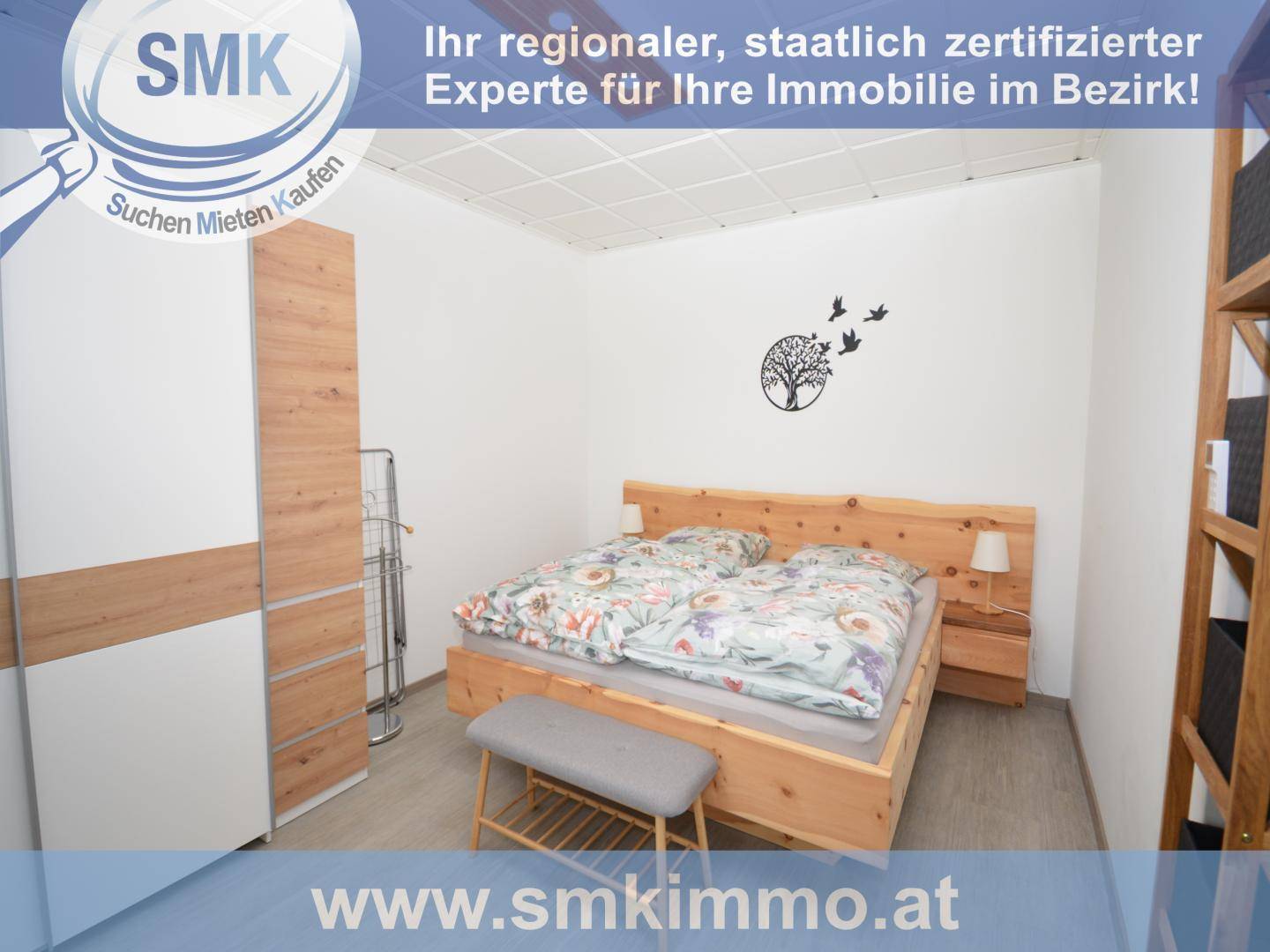 Schlafzimmer mit hellem Holzbett, Nachttischen und modernem Kleiderschrank in freundlicher Atmosphäre.