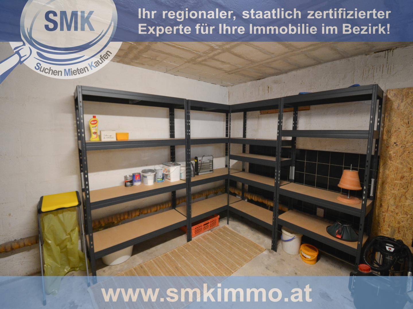 Geräumiger Kellerraum mit robusten Metallregalen für umfassende Lagermöglichkeiten und Organisation.