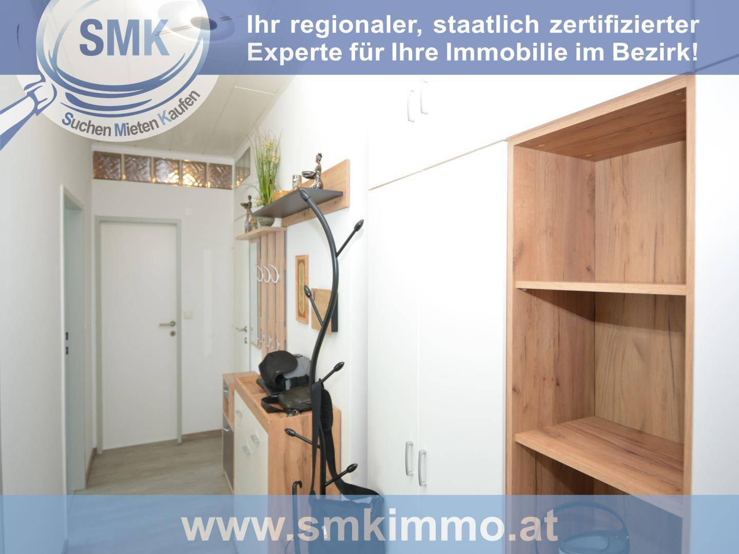 Eingangsbereich mit praktischen Holzregalen und Stauraum, hell und funktional eingerichtet.