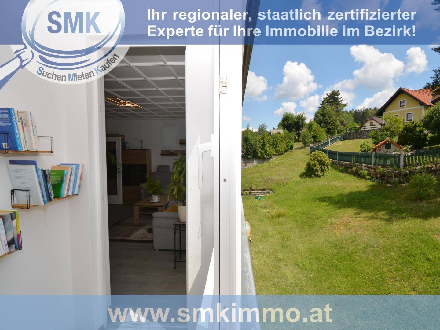 Blick von einem Balkon auf eine grüne Hügellandschaft mit Bäumen und Wohnhäusern.