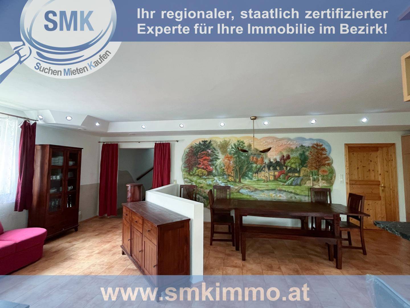 Geräumiger Wohn-Essbereich mit Holzboden, Esstisch und einer Wandmalerei.