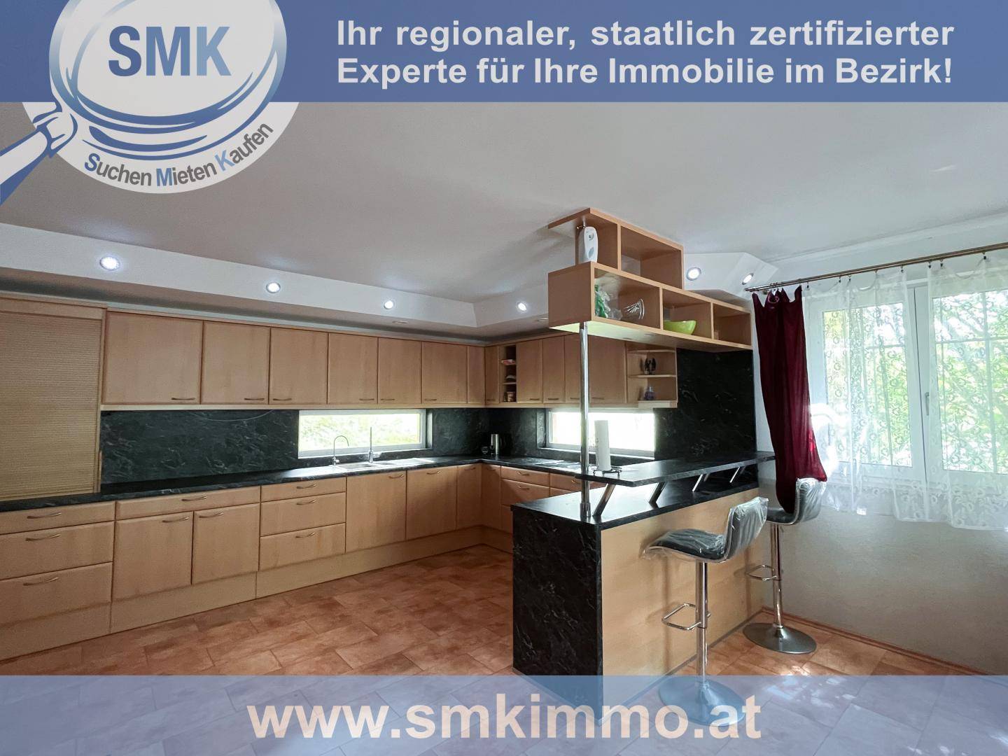 Moderne Holzküche mit Frühstücksbar, dunkler Arbeitsplatte und großem Fensterbereich.