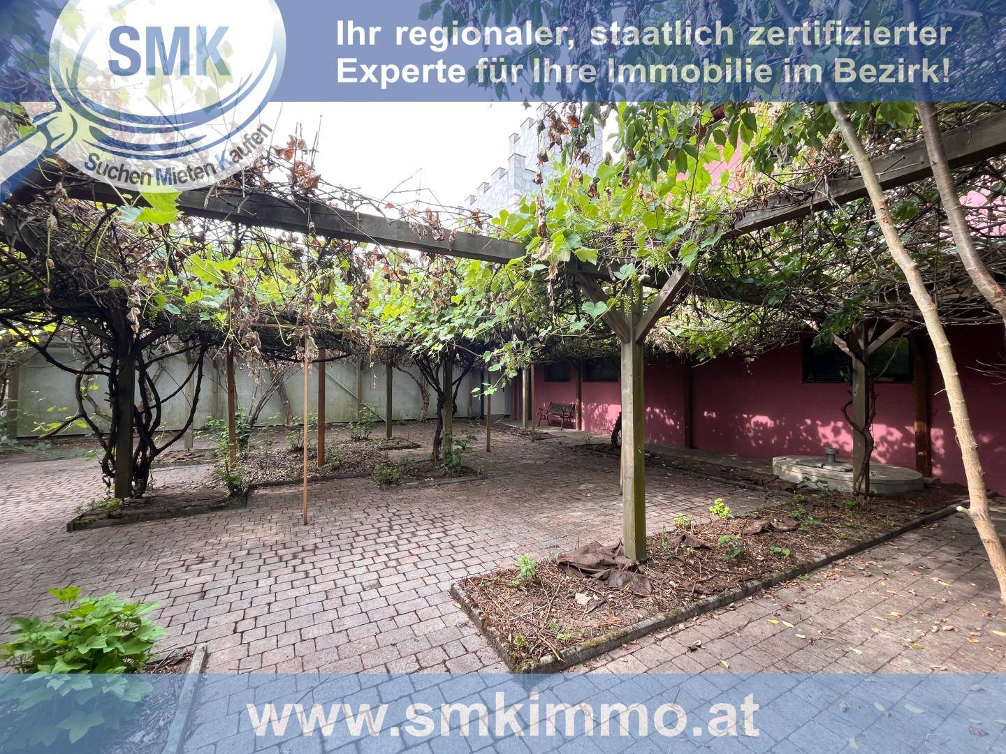 Gepflasterter Innenhof mit Pergola und Rankpflanzen, ideal für entspannte Stunden.