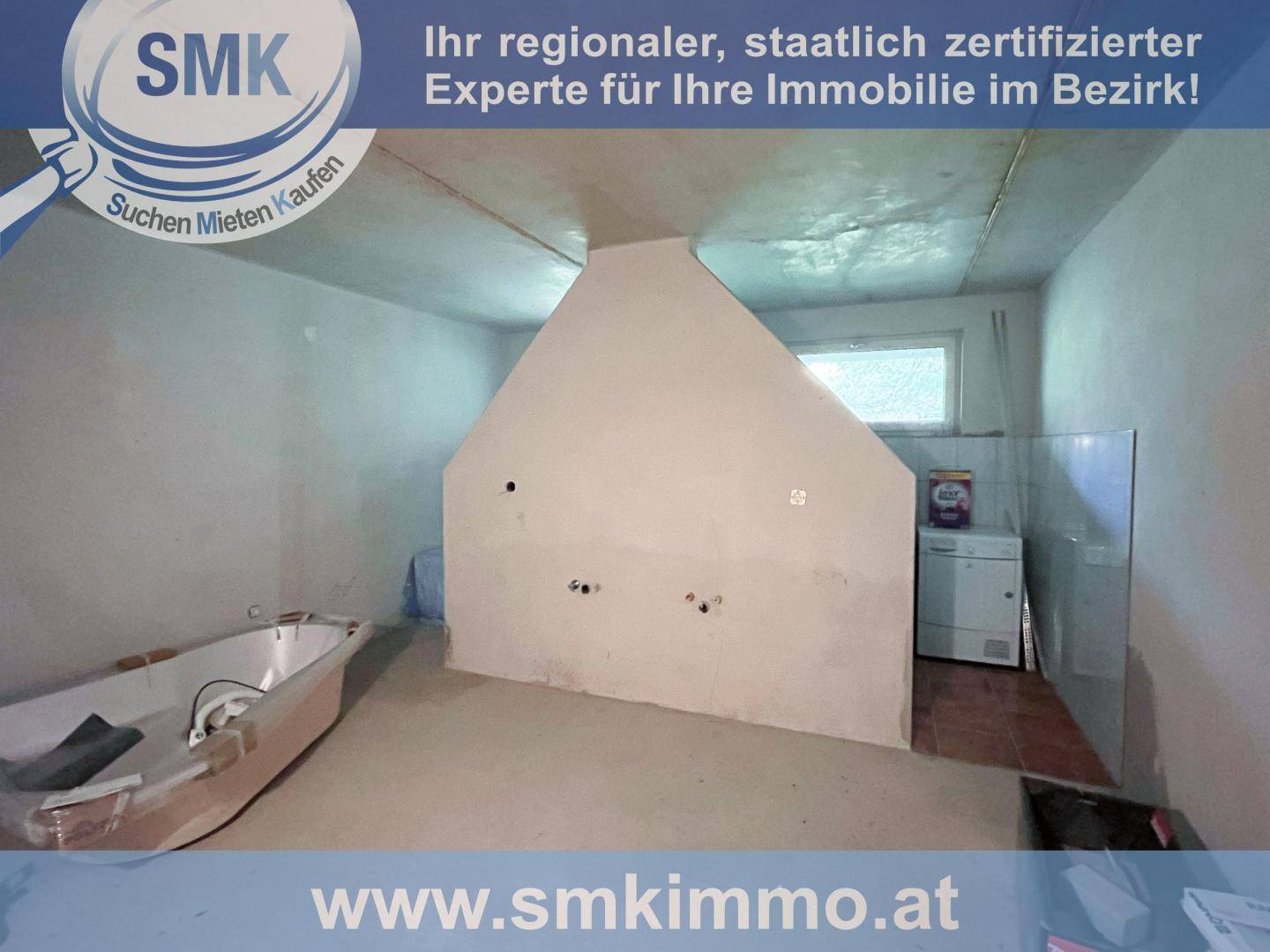 Unfertiger Raum mit Badewanne, Waschmaschine und Vorbereitung für ein Badezimmer.