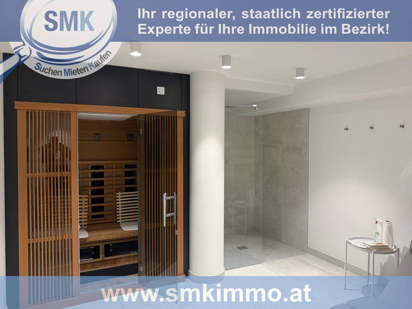 Moderner Wellnessbereich mit Sauna und geräumiger begehbarer Dusche für Entspannung.