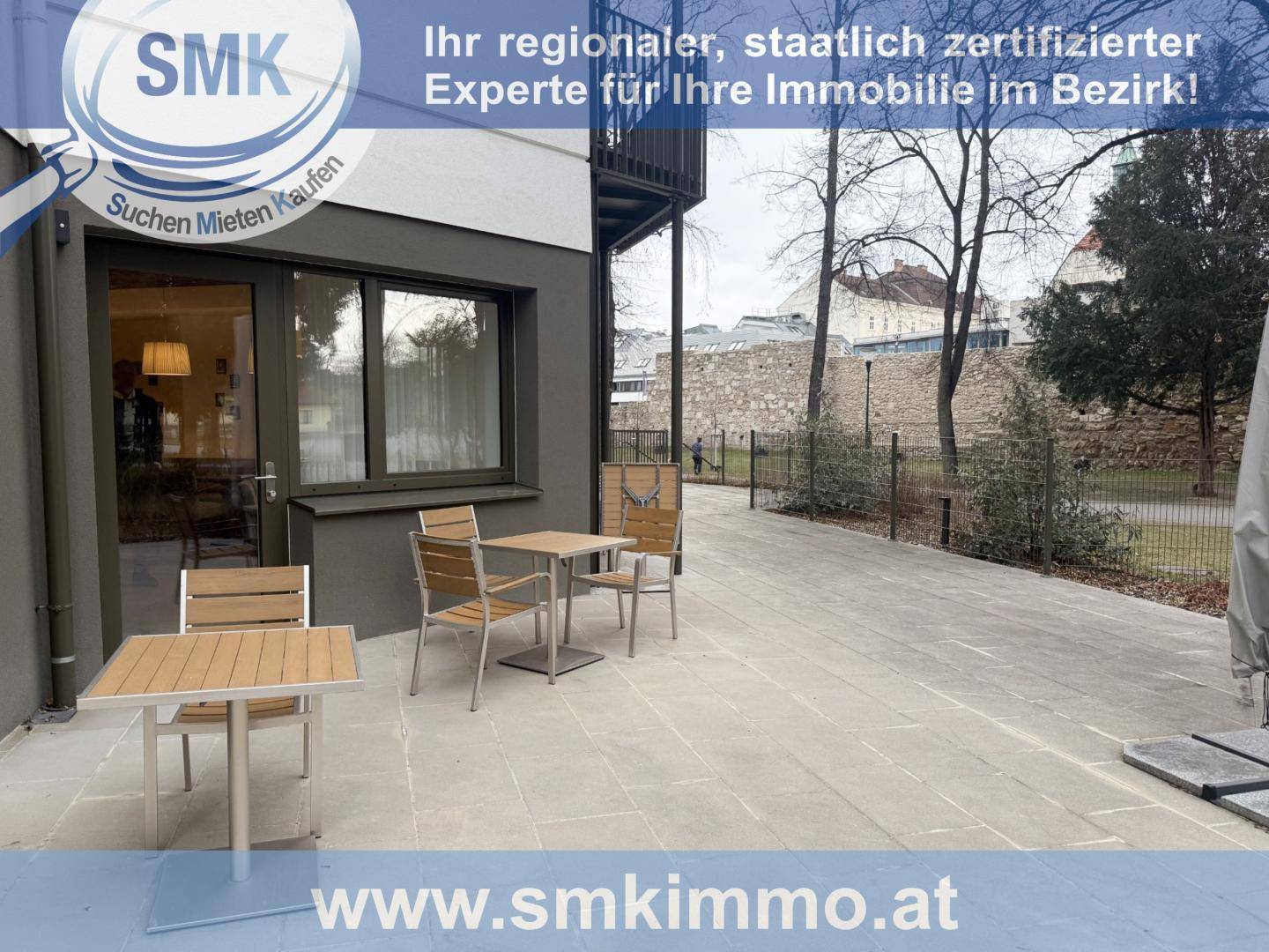 Gepflasterte Terrasse mit Tischen und Stühlen, ideal für Mahlzeiten im Freien.