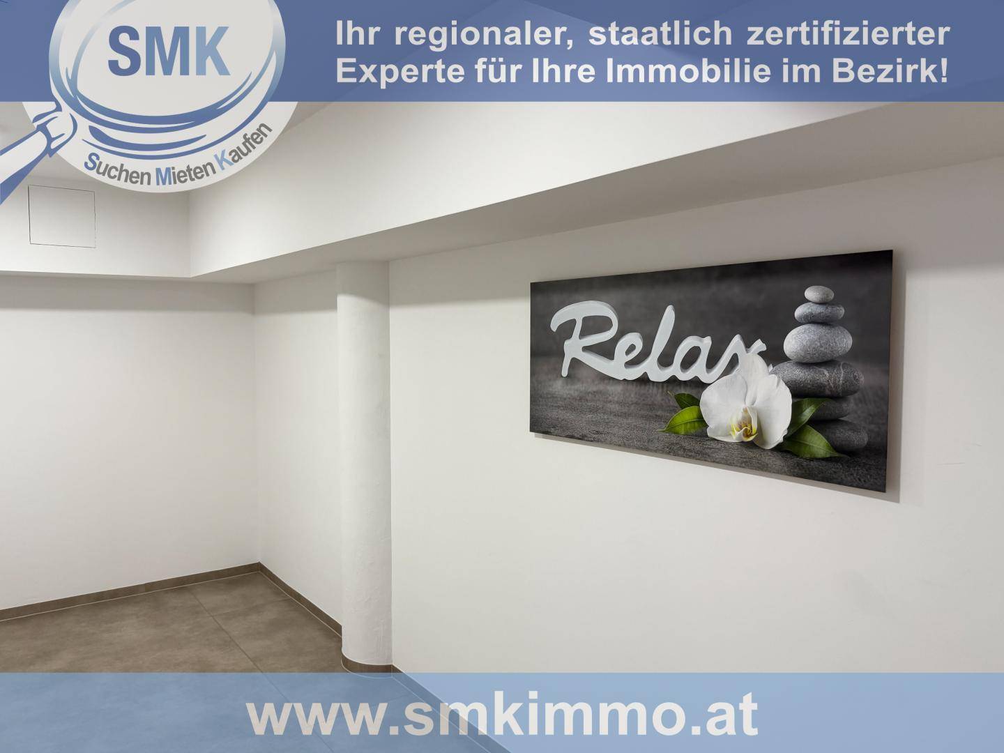 Heller, leerer Raum mit weißen Wänden und einem "Relax"-Schriftzug an der Wand.