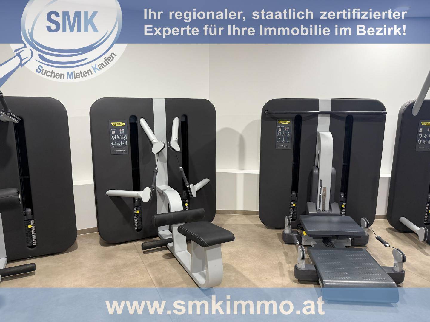 Gut ausgestatteter Fitnessraum mit modernen Trainingsgeräten für sportliche Aktivitäten.