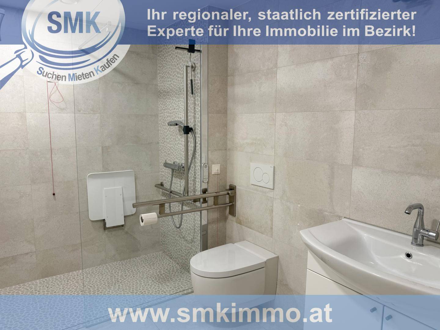 Modernes Badezimmer mit barrierefreier Dusche, WC, Waschbecken und Haltegriffen.