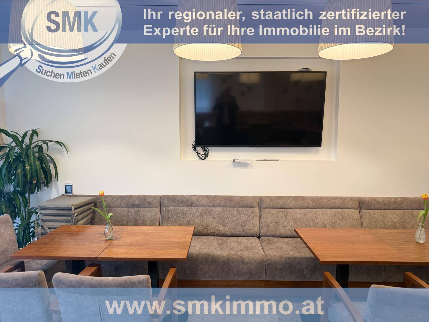 Essbereich mit bequemen Sitzgelegenheiten und einem an der Wand montierten Fernseher.