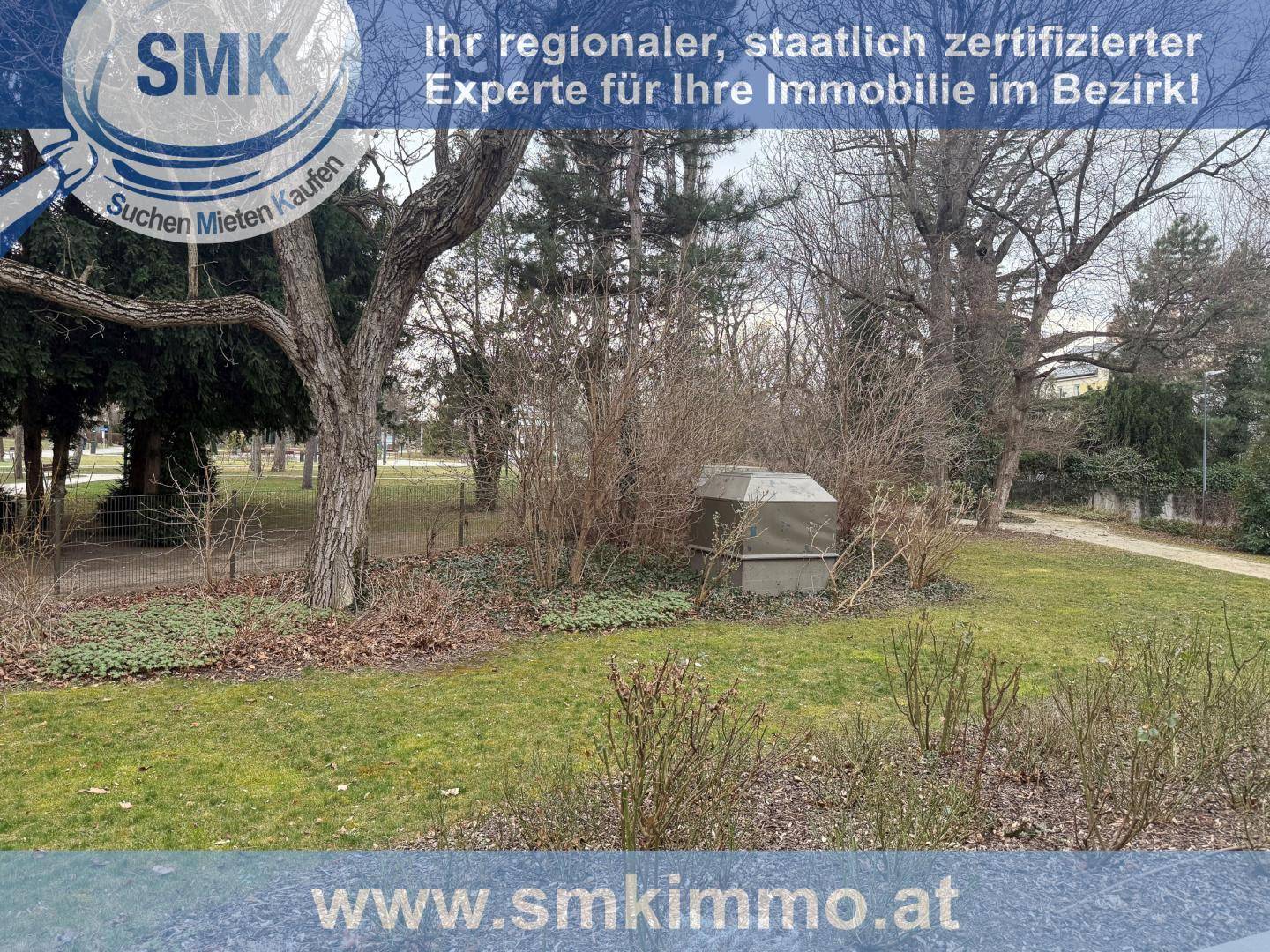 Grüne Gartenfläche mit Bäumen und Sträuchern, bietet eine natürliche Umgebung.