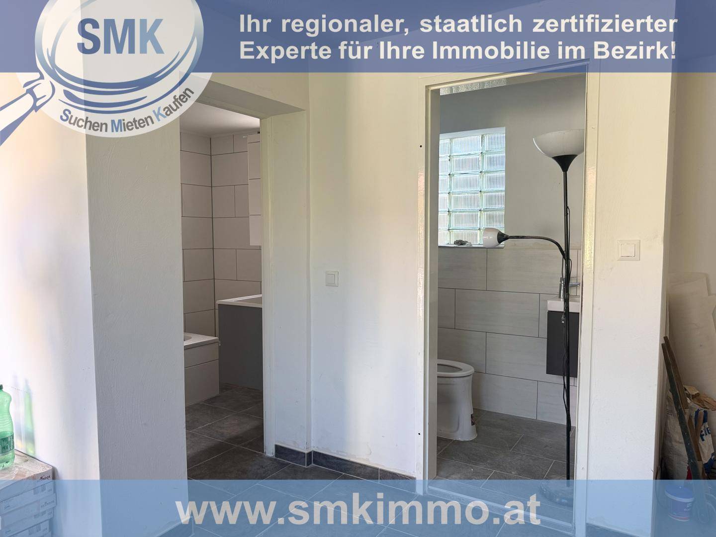 Flur mit Zugang zu einem Badezimmer und einer separaten Toilette, hell und funktional.