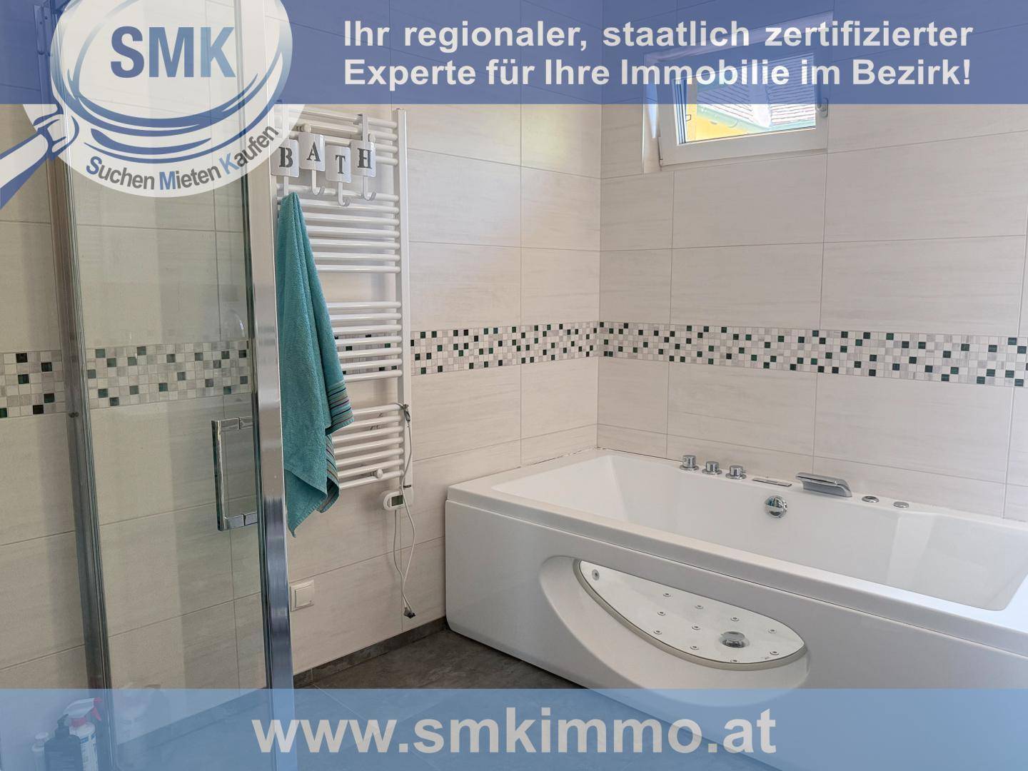 Modernes Badezimmer mit Badewanne, Duschkabine und einem praktischen Handtuchheizkörper.