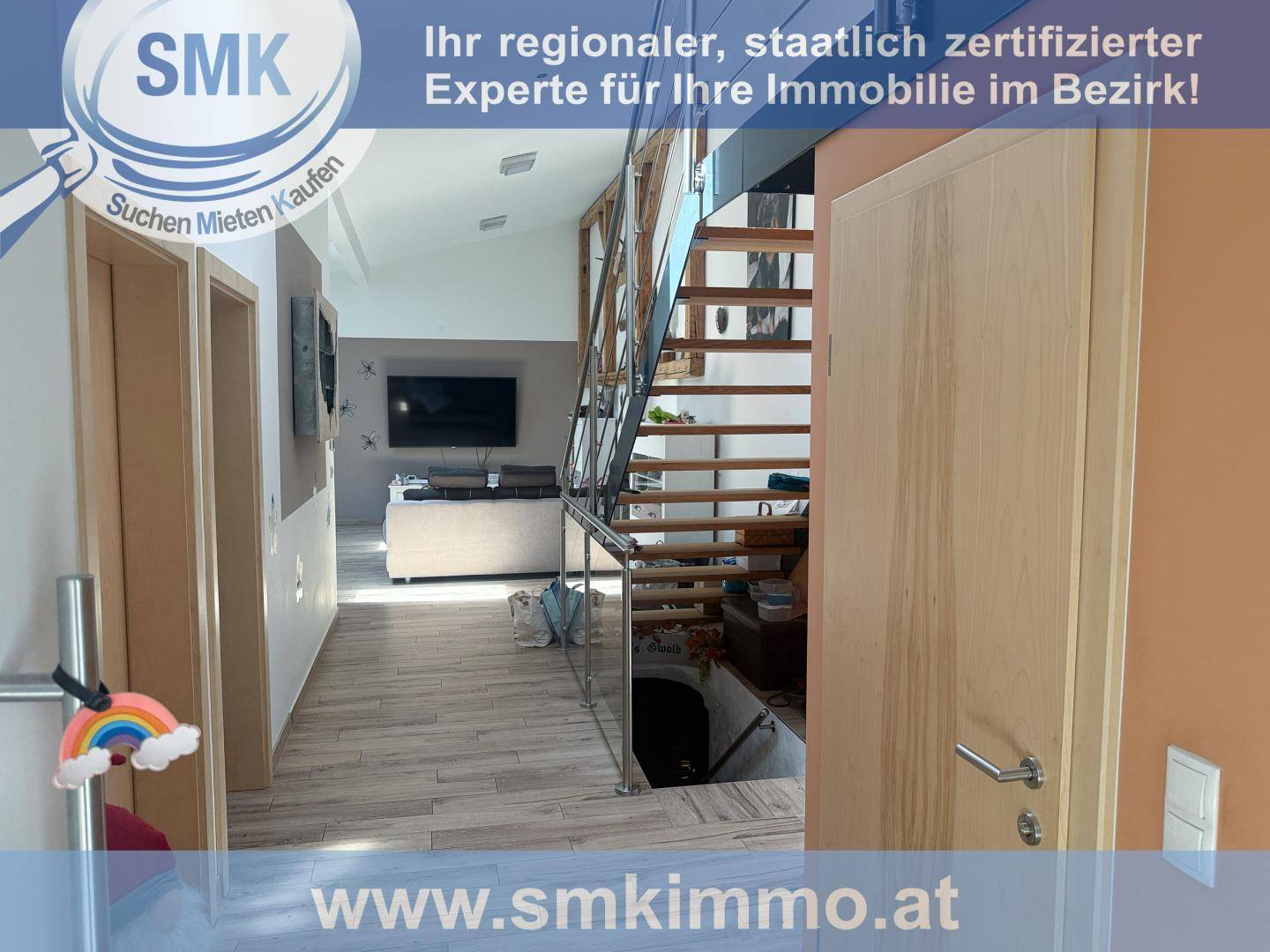 Moderner Flur mit offener Treppe und Blick in den Wohnbereich, hell und einladend gestaltet.