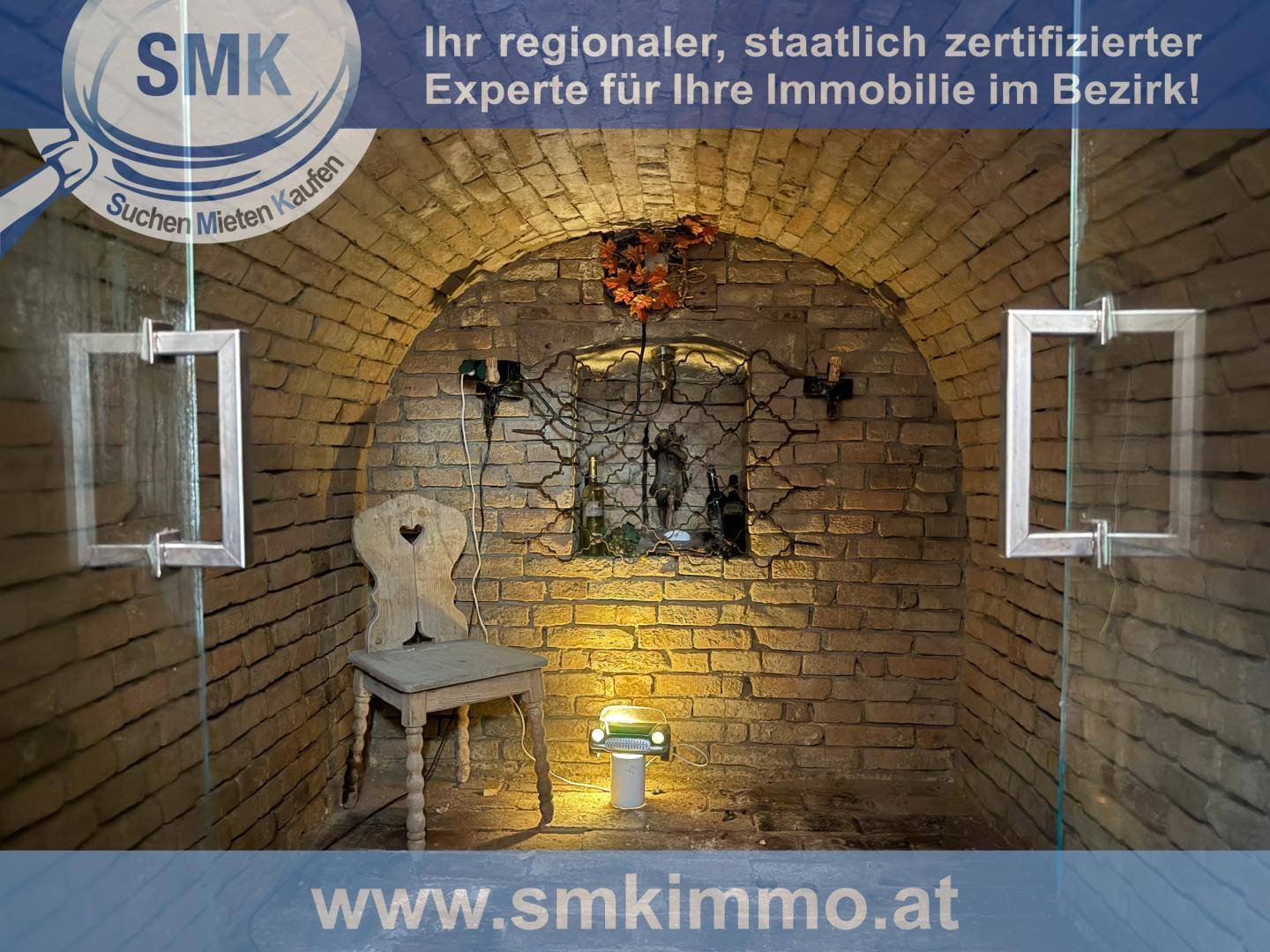 Historischer Weinkeller mit gewölbter Ziegeldecke und rustikalen Steinwänden, ideal für Weinlagerung.