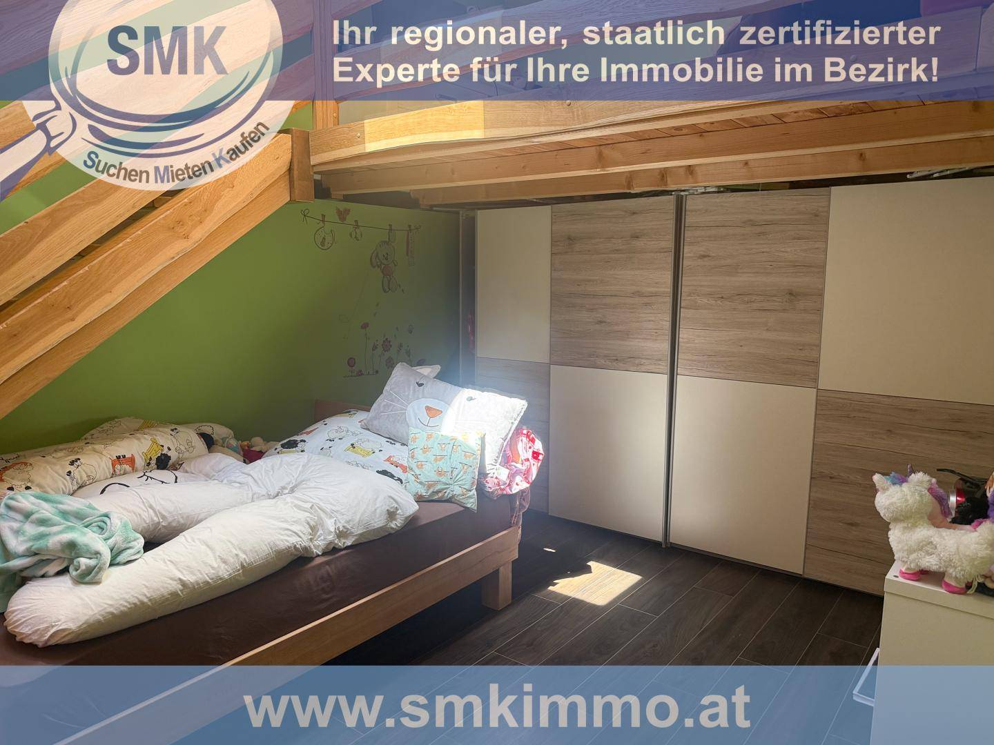 Kinderzimmer mit einem Bett, Einbauschränken und einer Holzkonstruktion für ein Hochbett.