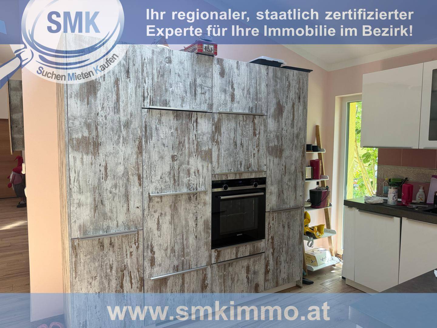 Küchenzeile mit integriertem Backofen und Schränken in Holzoptik, modern und funktional.