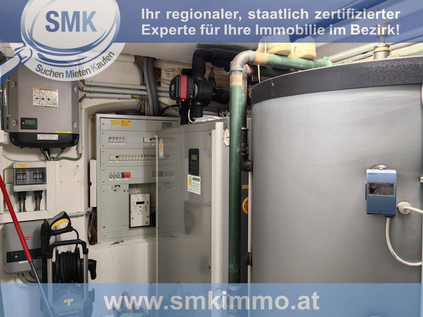 Hauswirtschaftsraum mit Heizungsanlage, Warmwasserspeicher und elektrischen Schaltkästen.