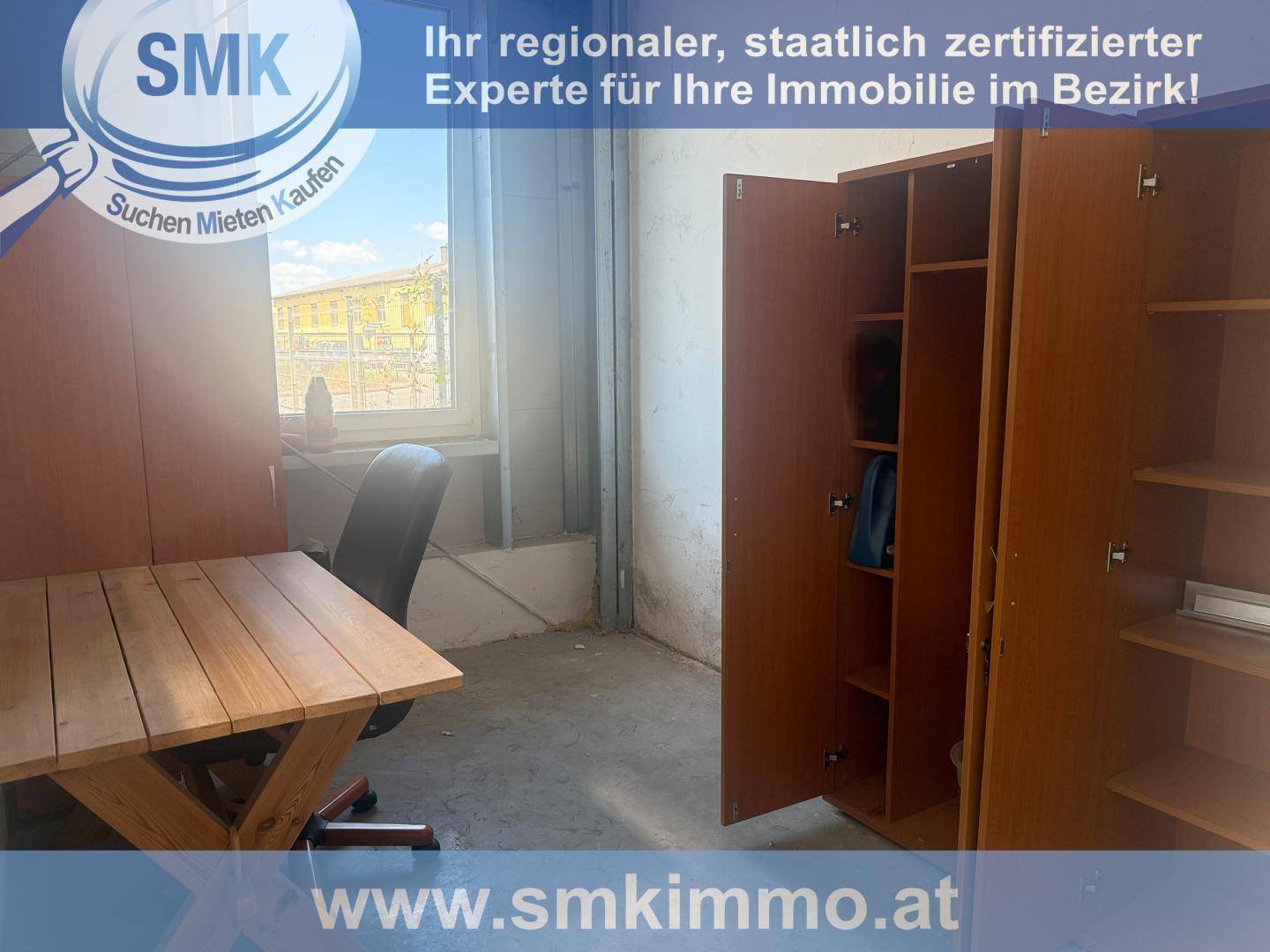 Kleines Büro mit Holzschreibtisch, Bürostuhl und Schrank, ausgestattet mit einem Fenster.