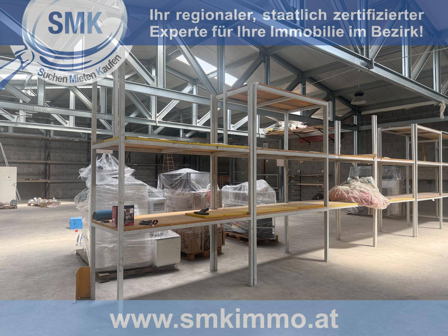 Detailansicht der Regalsysteme in der Lagerhalle mit verpackten Gegenständen und Metallkonstruktion.