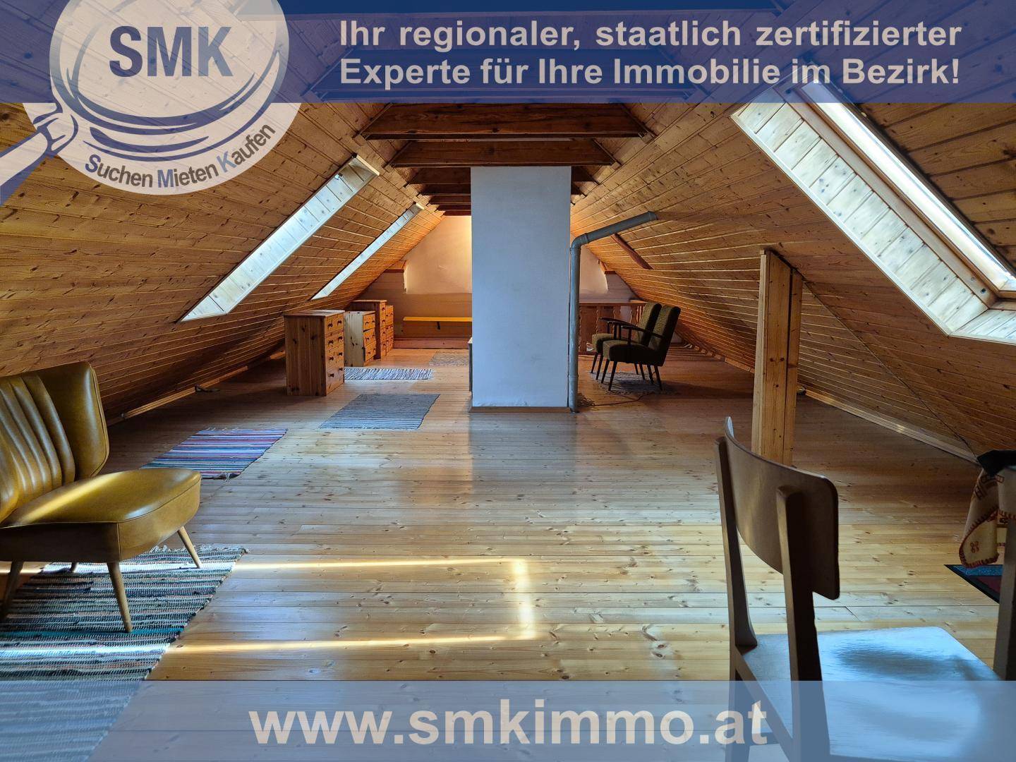 Ausgebauter Dachboden mit Holzverkleidung, Dachfenstern und Sitzgelegenheiten.