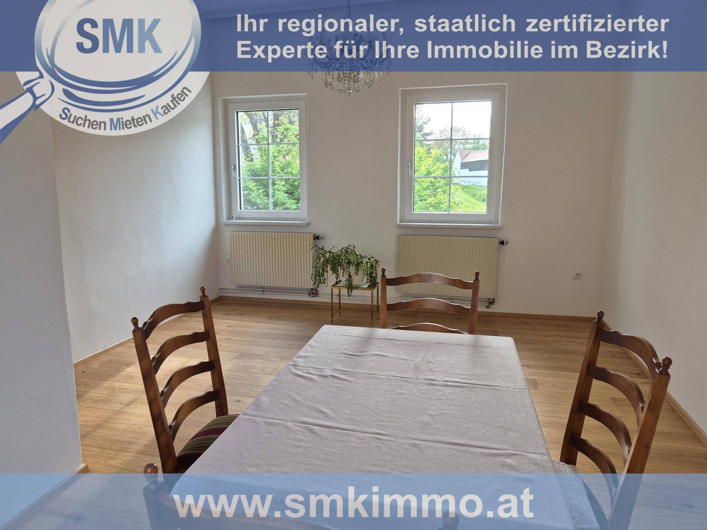 Geräumiger Essbereich mit Holzboden, klassischem Esstisch und viel Tageslicht.