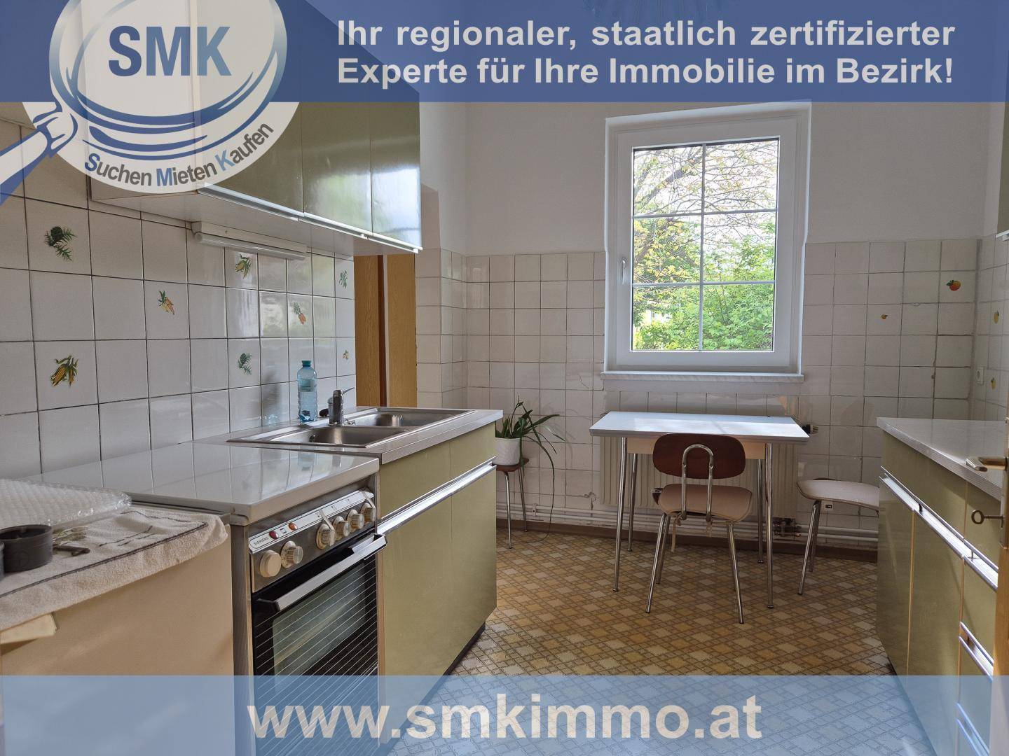 Küche im traditionellen Stil mit gefliesten Wänden, älteren Geräten und einem Fenster.