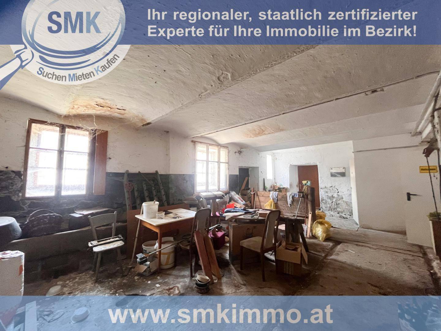 Rustikaler Lagerraum mit alten Möbeln, Schmutz und sichtbaren Deckenbalken.