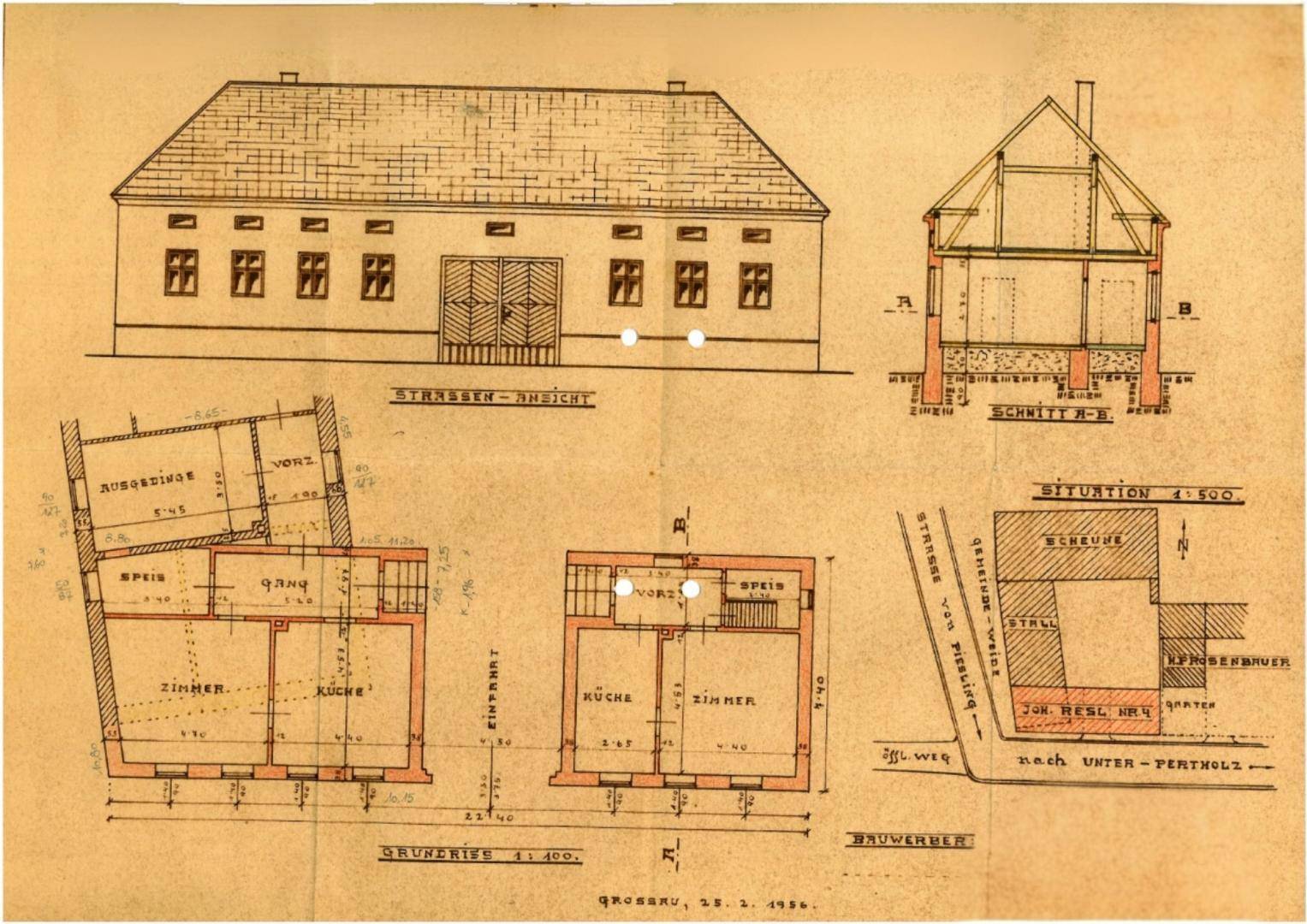Historischer Grundriss des Gebäudes mit verschiedenen Räumen und Schnitten.