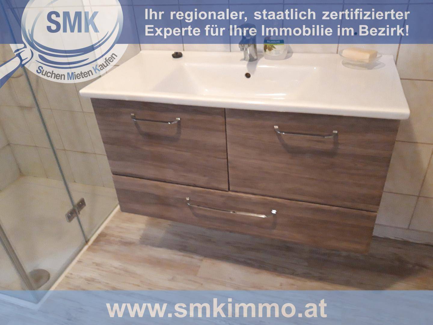 Modernes Badezimmer mit Einzelwaschbecken, Holzunterschrank und Duschbereich.