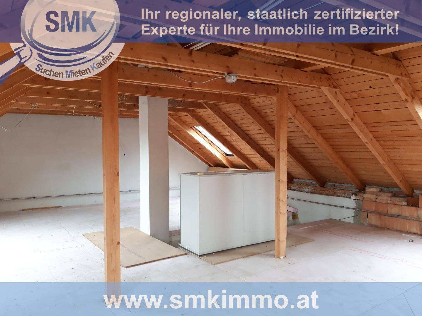 Unausgebauter Dachboden mit sichtbaren Holzbalken, Dachschrägen und einem Dachfenster.