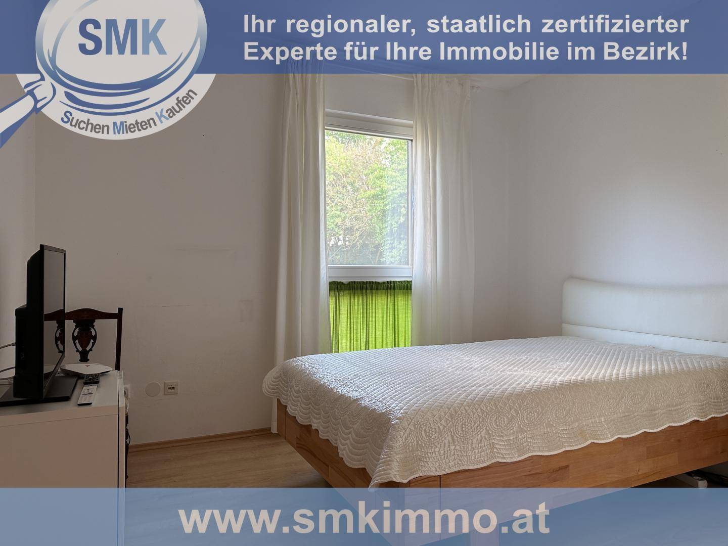 Helles Schlafzimmer mit Doppelbett und Fenster, das viel Tageslicht hereinlässt.