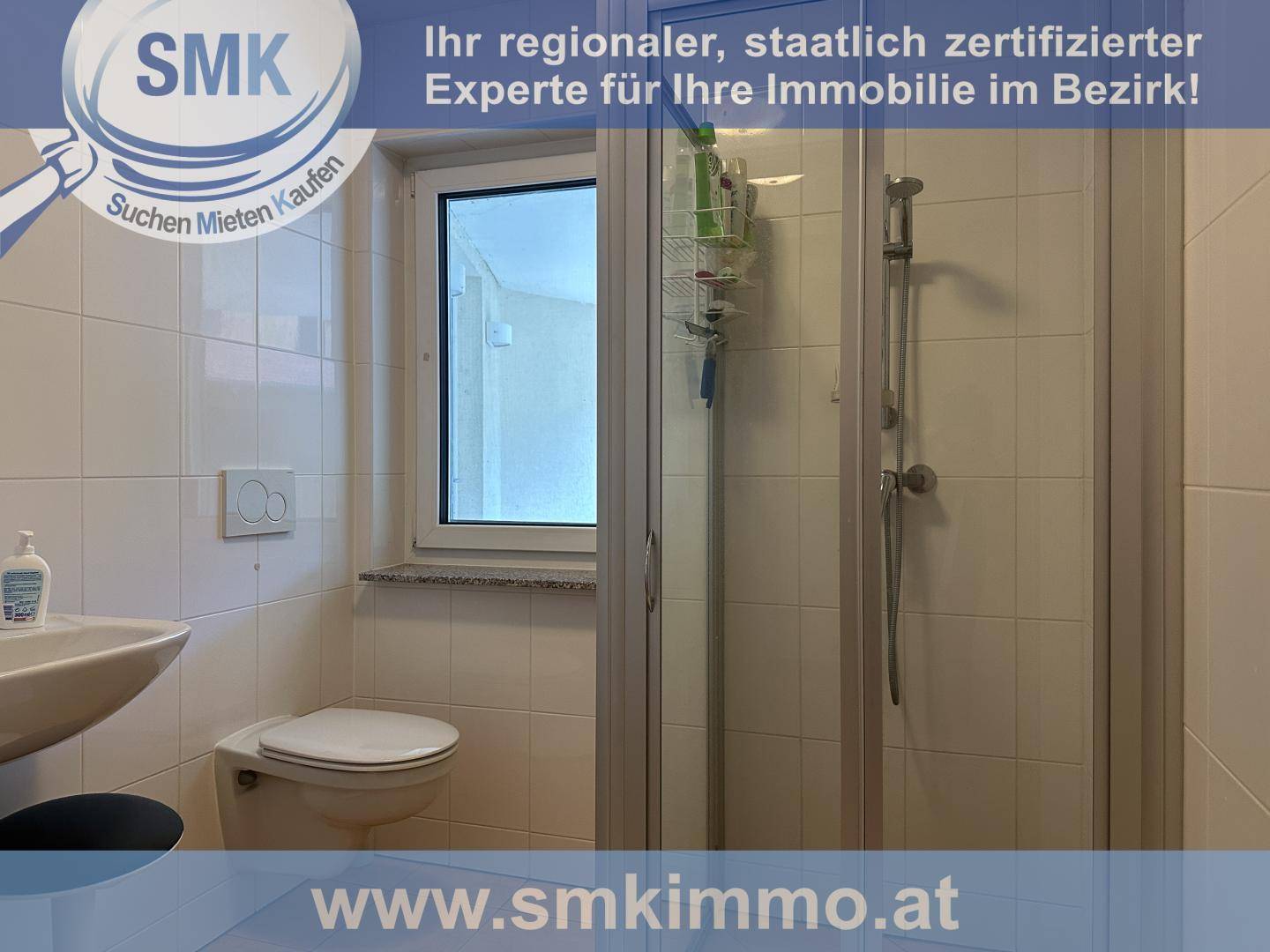 Badezimmer mit Duschkabine, Toilette, Waschbecken und Fenster.
