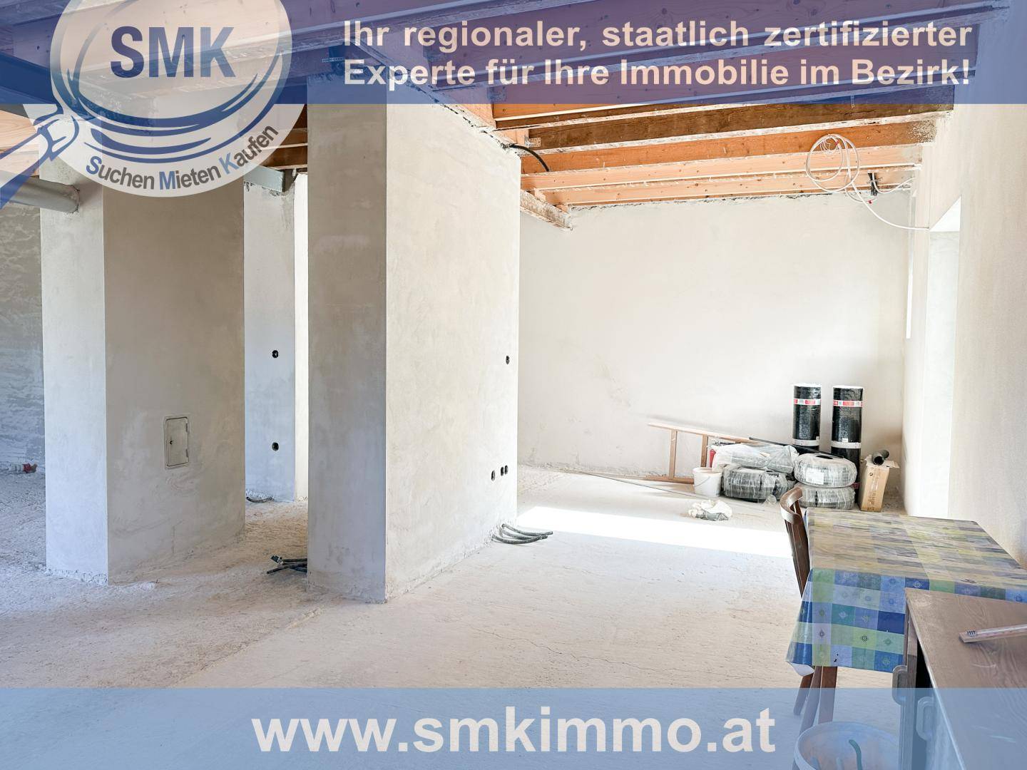 Rohbau eines Innenraums mit tragenden Säulen und sichtbarer Deckenkonstruktion.