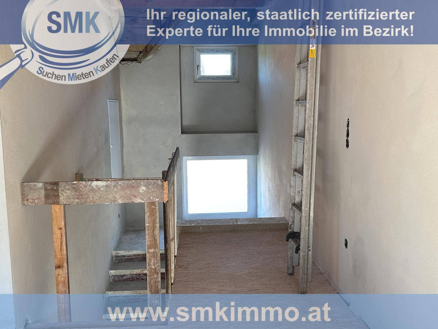 Treppenabsatz im Rohbau mit Fenster und einer Leiter, die auf die nächste Etage führt.