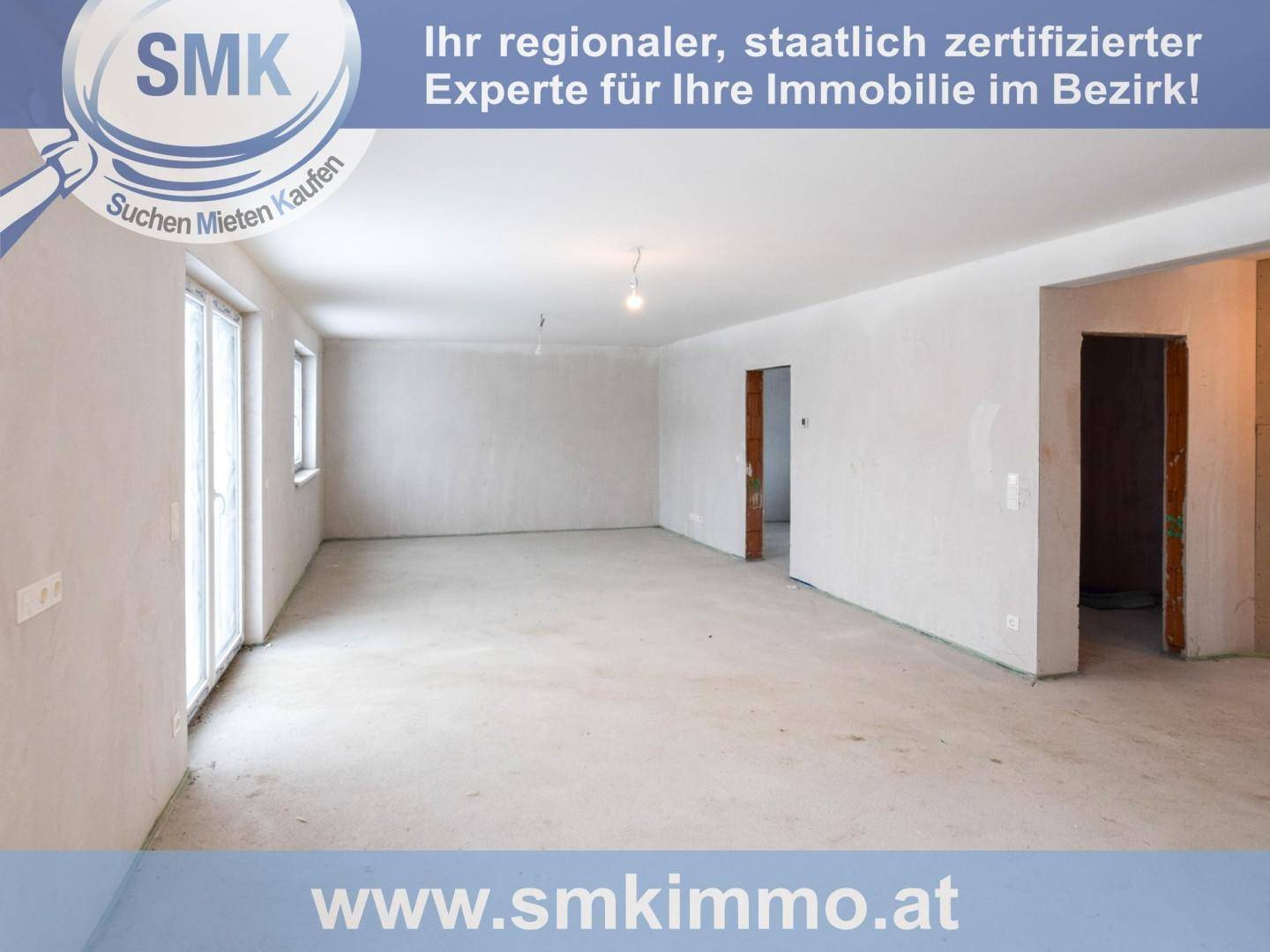 Geräumiger, unfertiger Innenraum mit großen Fenstern, bereit für die individuelle Gestaltung und den Ausbau.
