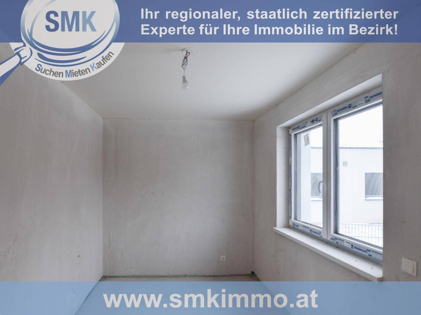 Unfertiges Zimmer mit großem Fenster und Rohbauwänden, ideal für Schlafzimmer oder Bürogestaltung.