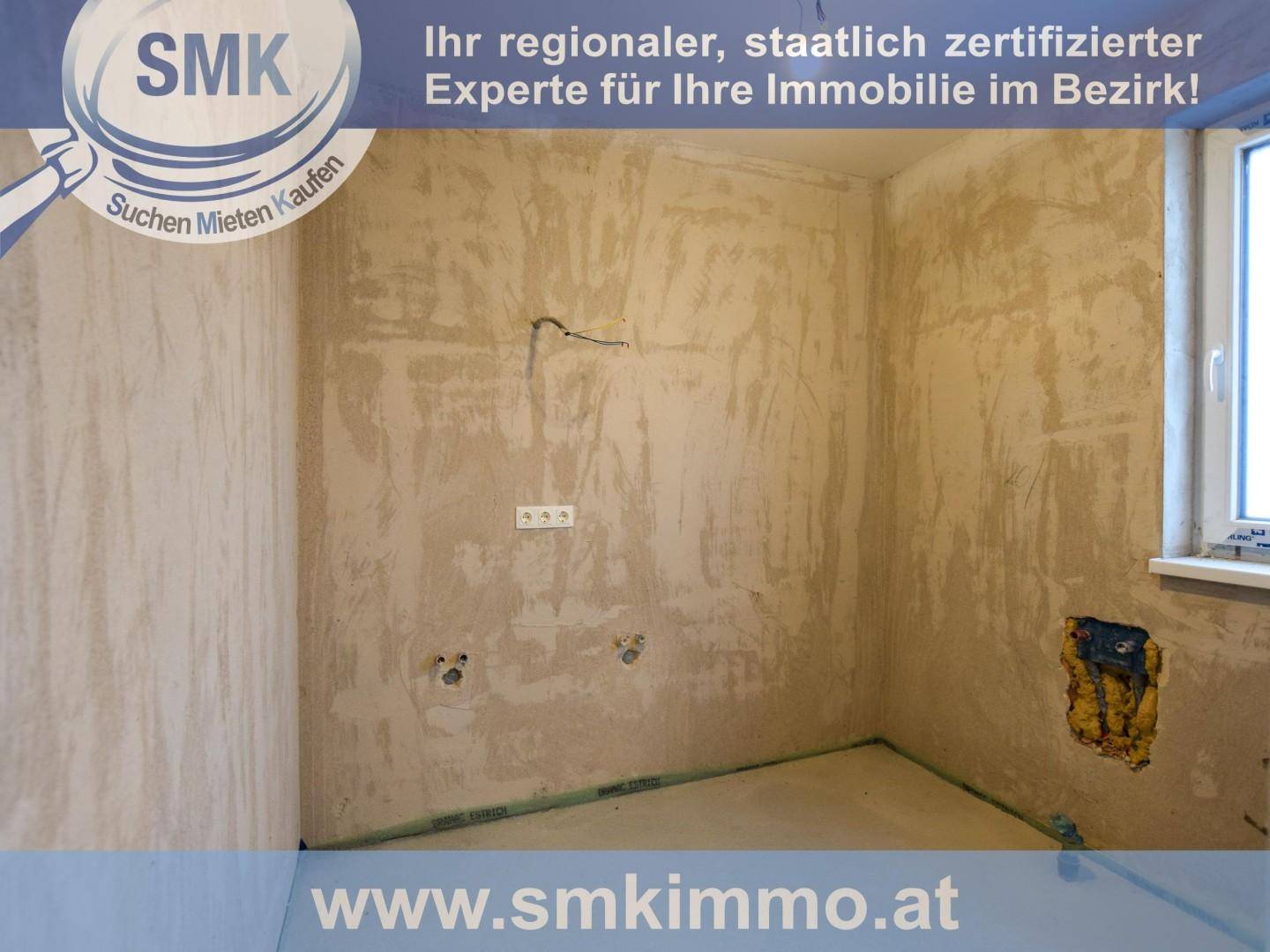 Unfertiges Badezimmer mit vorbereiteten Anschlüssen für Dusche oder Badewanne und Waschbecken.