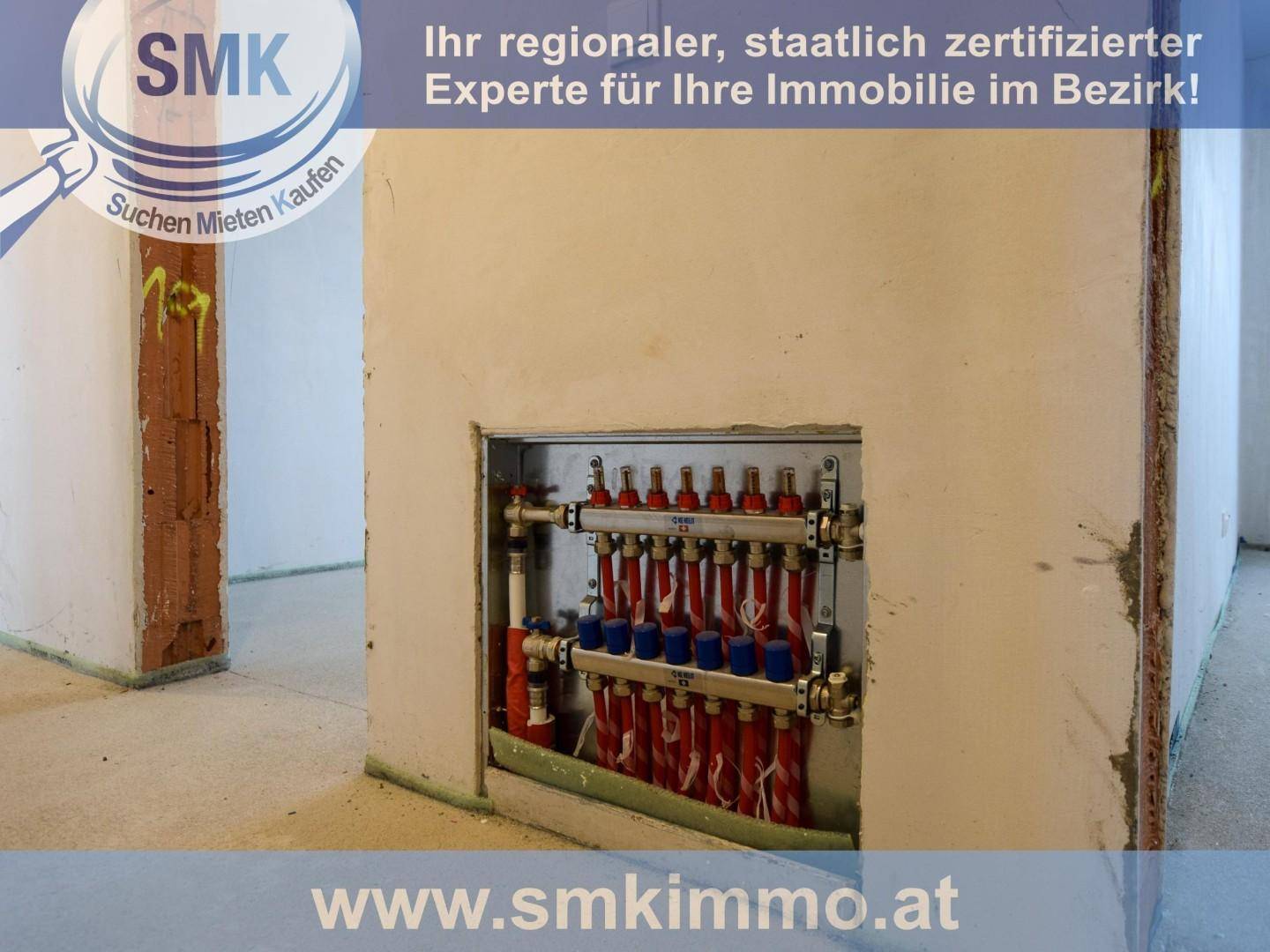 Heizungsverteiler für Fußbodenheizung in einem unfertigen Innenraum, bereit für die Installation.