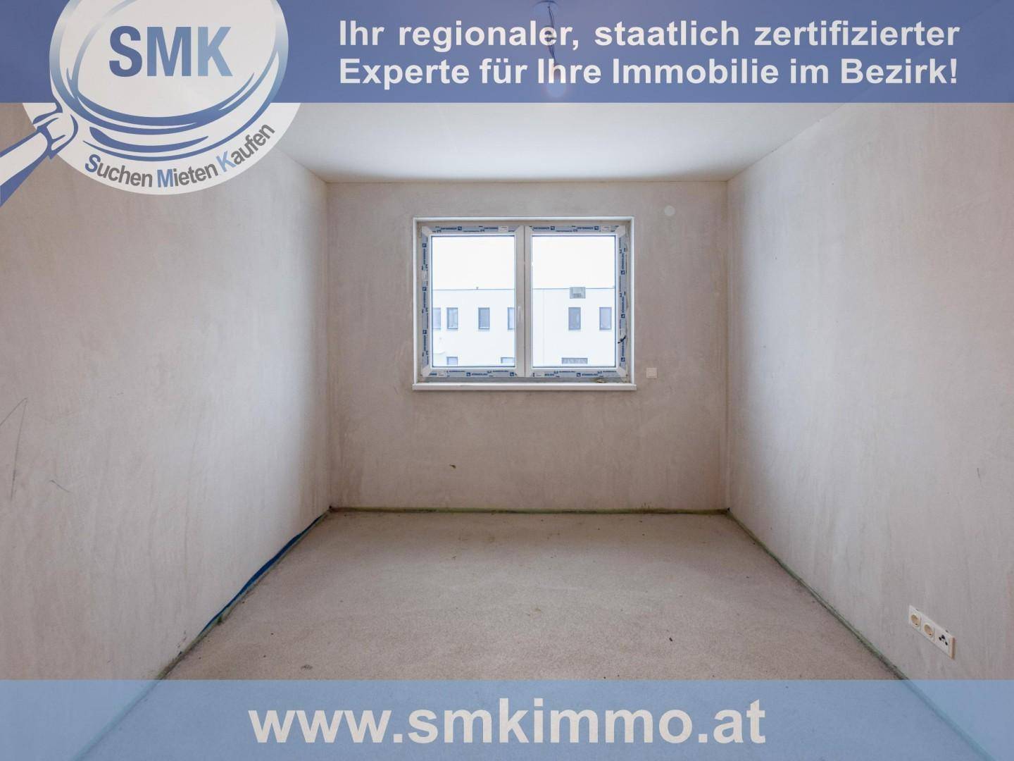 Unfertiges Zimmer mit Fenster und Rohbauwänden, wartet auf die Fertigstellung und individuelle Einrichtung.