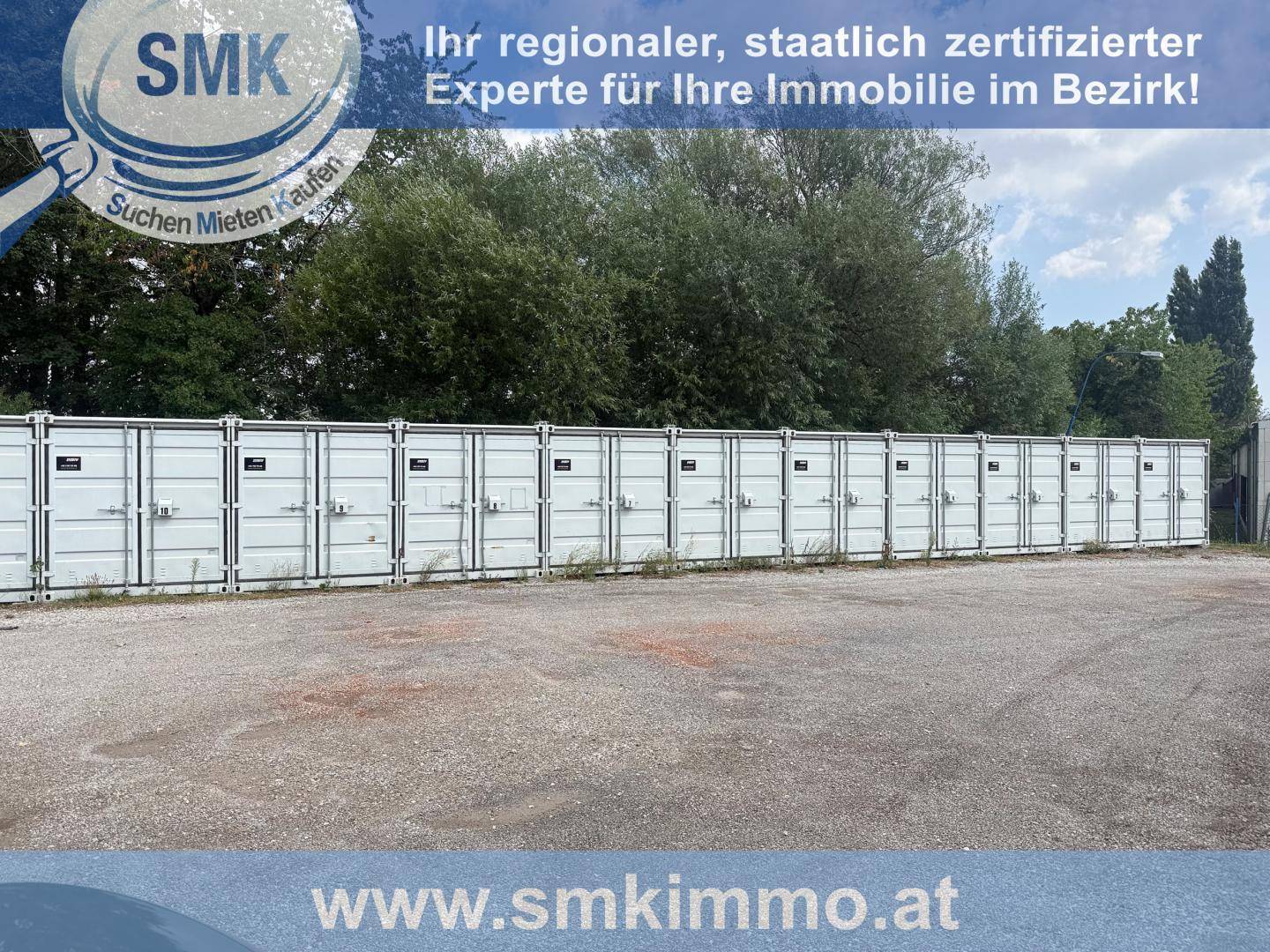 Lange Reihe von weißen Lagercontainern auf einem Schotterplatz unter einem bewölkten Himmel.