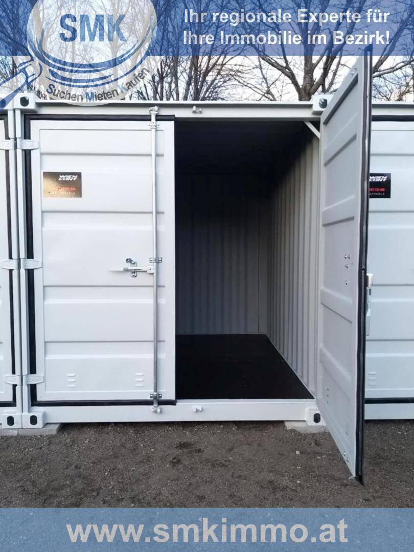 Geöffneter weißer Lagercontainer mit dunklem Boden und geriffelten Metallwänden im Inneren.