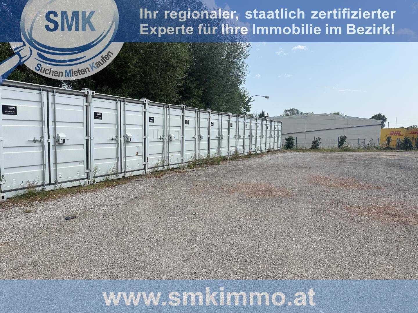 Lange Reihe weißer Lagercontainer auf einem großen Schotterplatz mit einem Gebäude im Hintergrund.