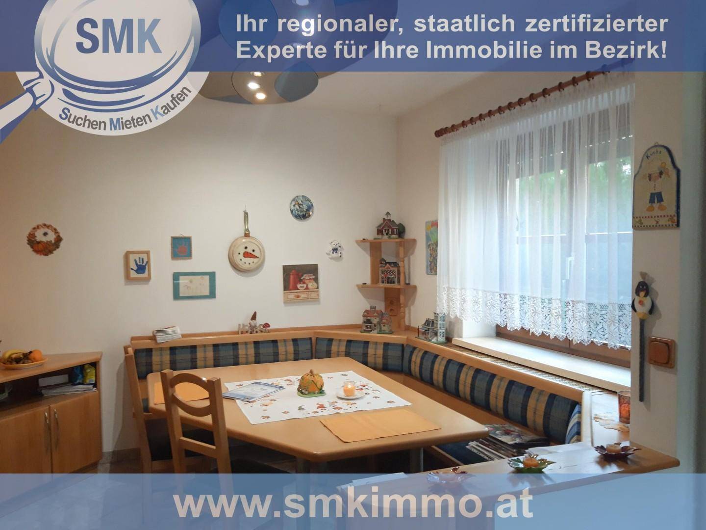 Gemütliche Essecke in der Küche mit Eckbank, Holztisch und traditioneller Dekoration.