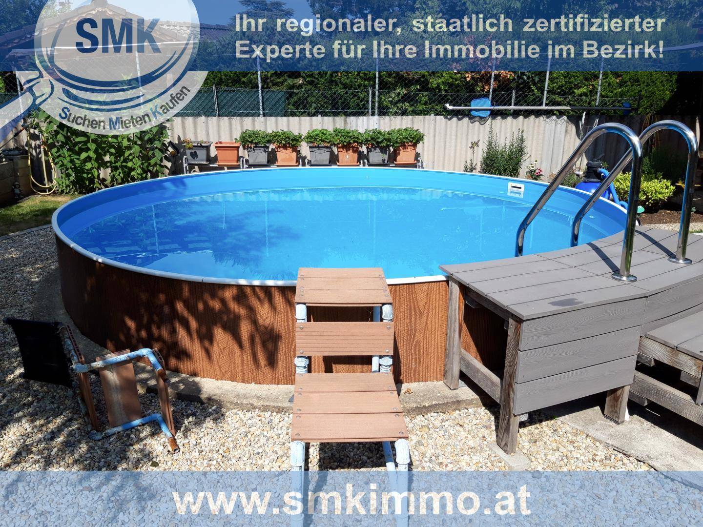 Großer Aufstellpool im Garten mit Holzverkleidung, Leiter und umliegender Kiesfläche.
