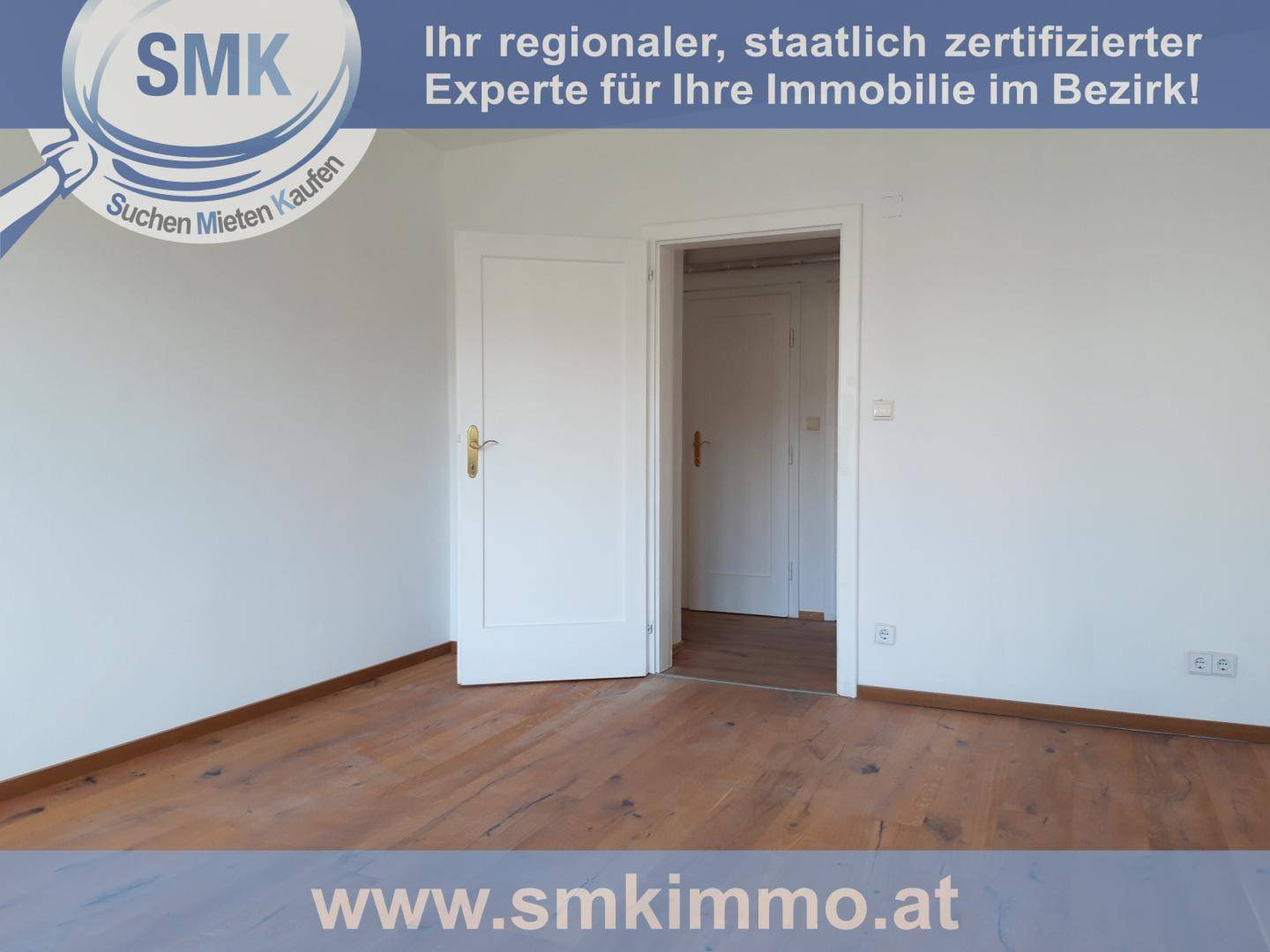 Leeres Zimmer mit Holzboden und weißen Wänden, das viel Potenzial für individuelle Gestaltung bietet.
