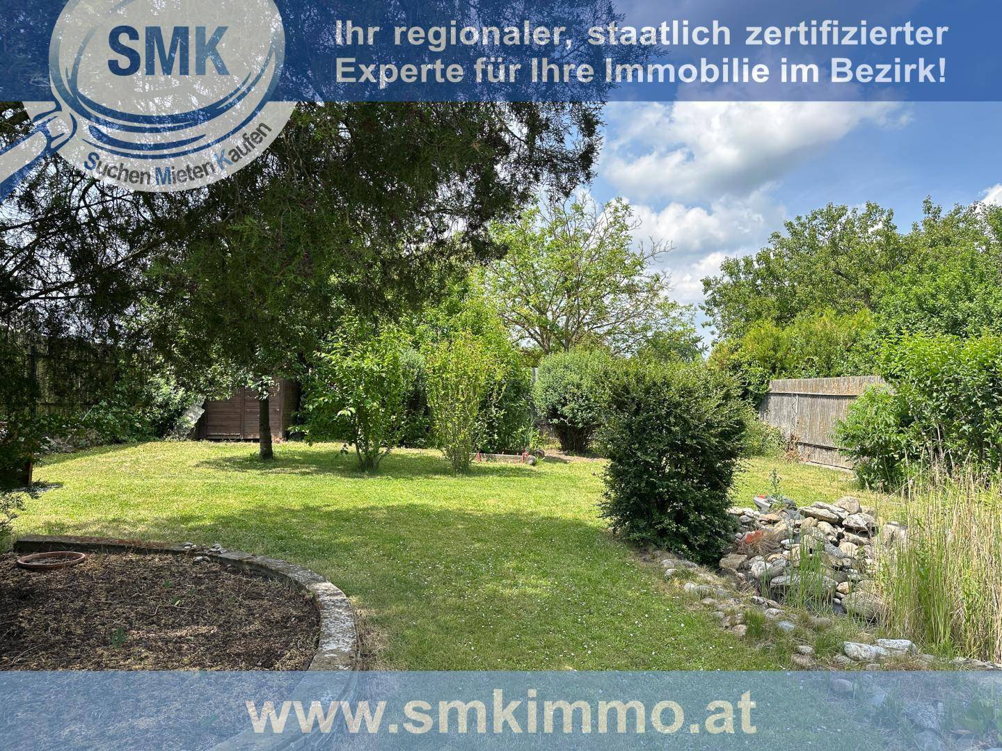 Weitläufiger Garten mit Rasen, Bäumen und Sträuchern, ideal zum Entspannen.