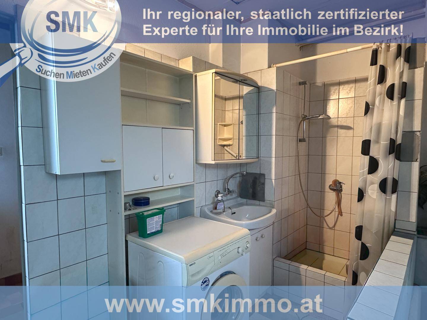 Badezimmer mit Dusche, Waschmaschine und weißen Fliesen.