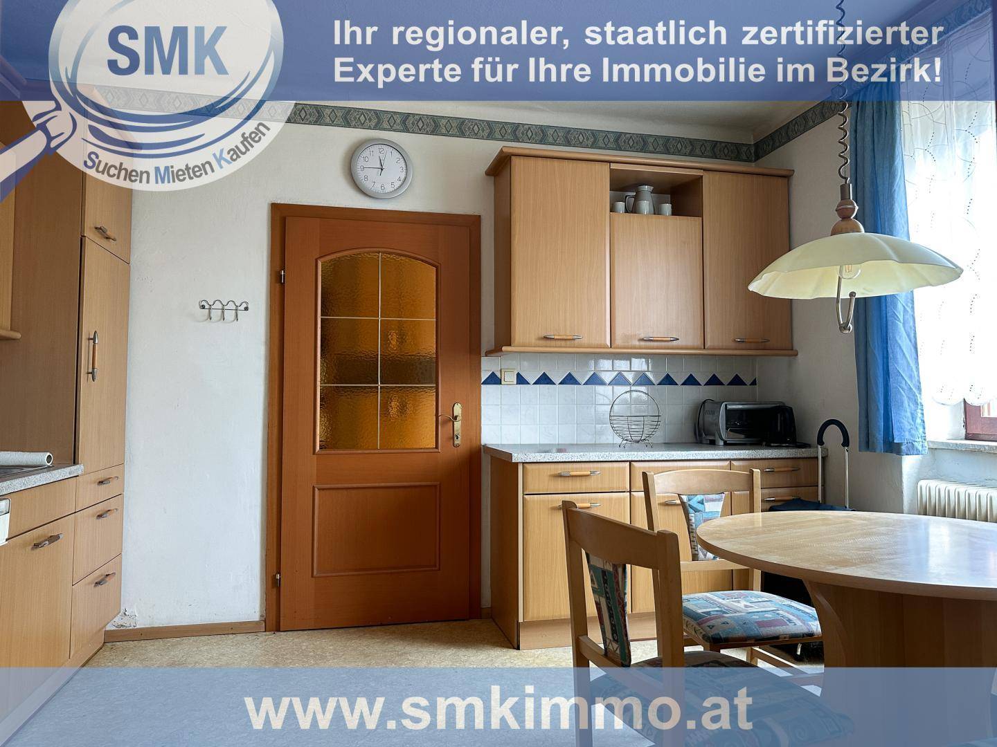 Funktionale Küche mit Essbereich, Holzschränken und Fenster.
